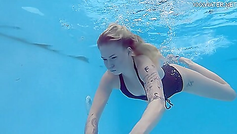 Tattooed blonde gets naked and gets off on the beach