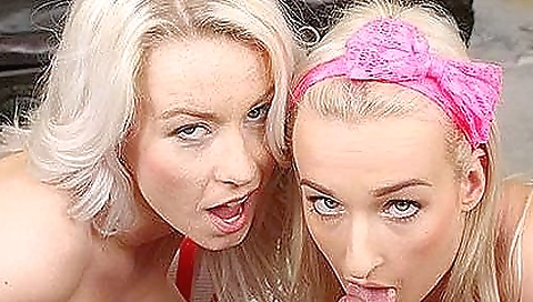 Hot blondes with fat ass and curves play in a vr game